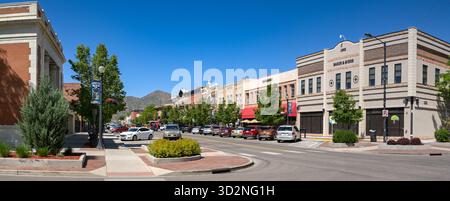 Canon City, Colorado, USA - 22 maggio 2025: Auto parcheggiate ed edifici nella strada principale di Canon City in Colorado Foto Stock