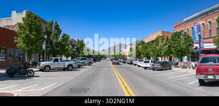 Canon City, Colorado, USA - 22 maggio 2025: Auto parcheggiate ed edifici nella strada principale di Canon City in Colorado Foto Stock