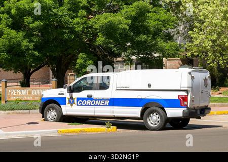 Canon City, Colorado, USA - 22 maggio 2025: Veicolo utilizzato dal Coroner della contea di Fremont parcheggiato fuori dagli uffici di Canon City in Colorado Foto Stock