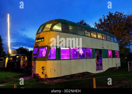 Sandtoft Trolleybus Museum di notte Foto Stock