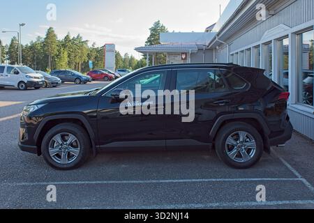 Horsbäck, Raasepori, Finlandia - 2 agosto. 2025: Toyota RAV 4 V 2,5 Hybrid (2025) parcheggiata. Foto Stock