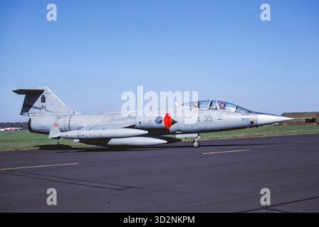 Lockheed F-104G Starfighter monomotore intercettatore supersonico dell'Aeronautica militare italiana sulla pista di Marham della RAF nel 2002. Foto Stock