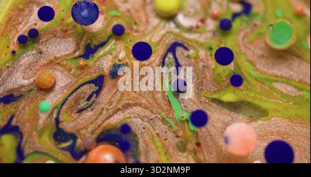 Consistenza dell'olio. Inchiostro brillante. Bolla d'acqua colorata blu, giallo e verde sfocata che galleggia su uno sfondo acrilico astratto e creativo. Foto Stock