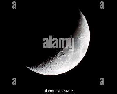 Luna mezzaluna nel cielo notturno buio Foto Stock