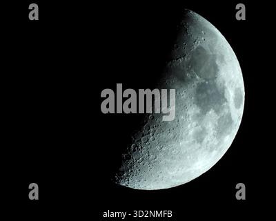 Crateri lunari: Luna a mezzaluna con superficie e ombre dettagliate Foto Stock