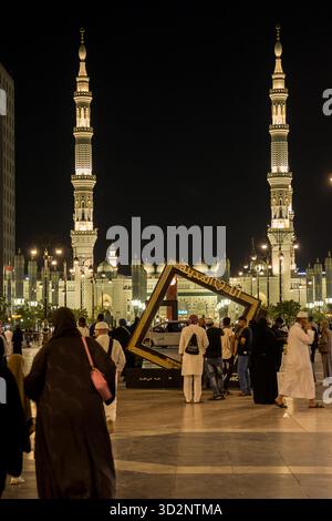 Medina, Arabia Saudita - 21 aprile 2025: Esterno della moschea principale di Medina, Arabia Saudita, di notte con i minareti illuminati e la piazza in Foto Stock