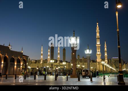 Medina, Arabia Saudita - 21 aprile 2025: Esterno della moschea principale di Medina, Arabia Saudita, di notte con i minareti illuminati Foto Stock