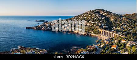 Vista panoramica aerea del Viadotto di Antheor nelle montagne Esterel vicino a Saint Raphael, alla Costa Azzurra, al Mar Mediterraneo e alle ville di lusso Foto Stock