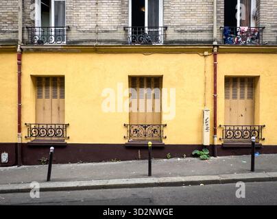 Parigi, Francia, 13 settembre 2023, veduta di una facciata di un edificio tipico nel ventesimo distretto della capitale Foto Stock
