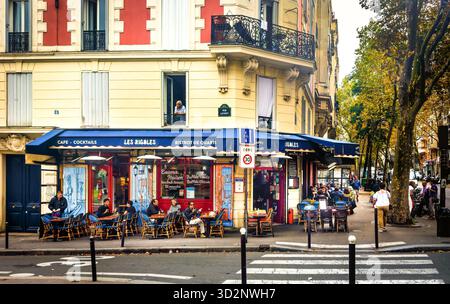 Parigi, Francia, 13 settembre 2023, vedete alcuni clienti sulla terrazza di Les Rigoles, un bar nel ventesimo distretto della capitale Foto Stock
