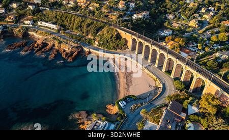Vista panoramica aerea del Viadotto di Antheor nelle montagne Esterel vicino a Saint Raphael, alla Costa Azzurra, al Mar Mediterraneo e alle ville di lusso Foto Stock