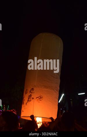 Lanterna del cielo - la luce dei sogni si innalza nel cielo notturno Foto Stock