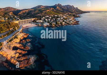 Vista panoramica aerea del Viadotto di Antheor nelle montagne Esterel vicino a Saint Raphael, alla Costa Azzurra, al Mar Mediterraneo e alle ville di lusso Foto Stock