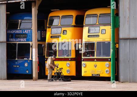 Un gentiluomo anziano con un aiuto per camminare che ricorda durante una visita al Sandtoft Trolleybus Museum nel North Lincolnshire, Regno Unito Foto Stock