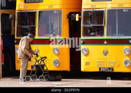 Un gentiluomo anziano con un aiuto per camminare che ricorda durante una visita al Sandtoft Trolleybus Museum nel North Lincolnshire, Regno Unito Foto Stock
