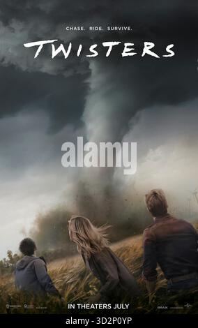 Twisters (2024) diretto da Lee Isaac Chung e interpretato da Daisy Edgar-Jones, Glen Powell e Anthony Ramos. I rivali Storm chasers competono durante un'epidemia mortale di tornado in Oklahoma, mentre la posta in gioco personale e professionale si intensifica. SOLO PER L'USO EDITORIALE del poster STATUNITENSE. Crediti: BFA / Universal Pictures Foto Stock