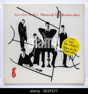 Copertina LP di Through the Barricades, il quinto album in studio di Spandau Ballet, pubblicato nel 1986. Foto Stock