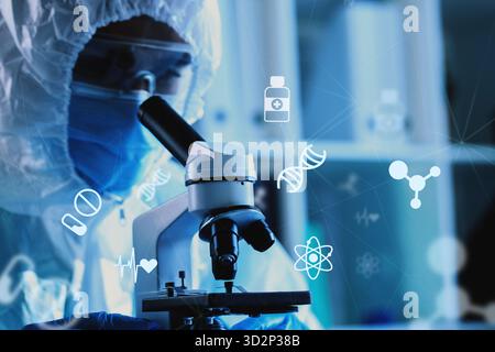 Scienziato che esamina campioni con un microscopio in un laboratorio durante le attività di ricerca Foto Stock