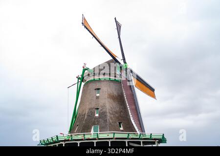 Primo piano del tradizionale mulino a vento olandese contro il cielo nuvoloso Foto Stock