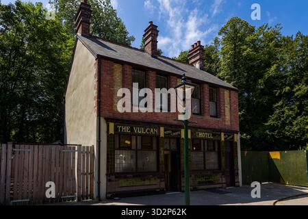 St Fagans, Galles - 06-30-2025: Esterno del Vulcan Hotel, un pub storico a St Fagans in Galles. Foto Stock