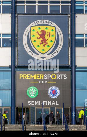 Glasgow, Regno Unito. 2 novembre 2025. Il Celtic ha giocato con i Rangers nella semifinale della Premier Sports Cup a Hampden Park, Glasgow, Scozia. Il punteggio finale, dopo i tempi supplementari, fu il Celtic 3 - 1 Rangers. Il Celtic ora gioca contro il St Mirren FC in finale. Cartello principale sopra l'ingresso dell'ufficio e della tuta di ospitalità di Hampden Park, che pubblicizza il gioco. Crediti: Findlay/Alamy Live News Foto Stock