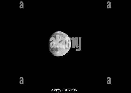 Foto ravvicinata della Luna di notte che mostra i dettagli della superficie e i crateri contro un cielo scuro Foto Stock