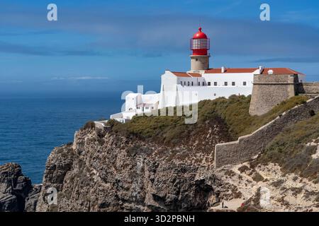 Faro di Cabo de São Vicente, a Cabo de São Vicente, punta sud-occidentale dell'Europa continentale, costa rocciosa, scogliere a sud-ovest dell'Algarve Foto Stock