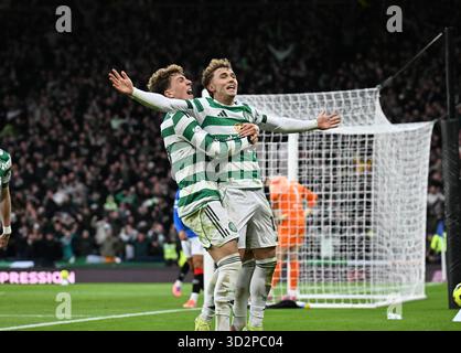 Glasgow, Scozia. Regno Unito .Hampden Park .2 novembre 25. Torneo semifinale della Premier Sports Cup. Celtic contro Rangers. Callum Osmand di Celtic celebra il suo obiettivo con Arne Engels . Foto Stock