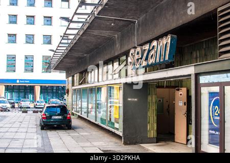 Vista laterale della vecchia casa commerciale modernista "Sezam" in via Marszałkowska a Varsavia, Polonia, l'ultimo giorno prima della sua chiusura e decostruzione. Foto Stock