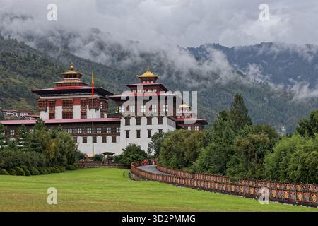Vista esterna di Tashichho Dzong, principale ùonastery buddista di Thimphu, Bhutan Foto Stock