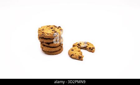Biscotti con gocce di cioccolato appena sfornati impilati direttamente su uno sfondo bianco pulito. Minimalista e semplice fotografia di cibo per dessert o spuntini. Foto Stock