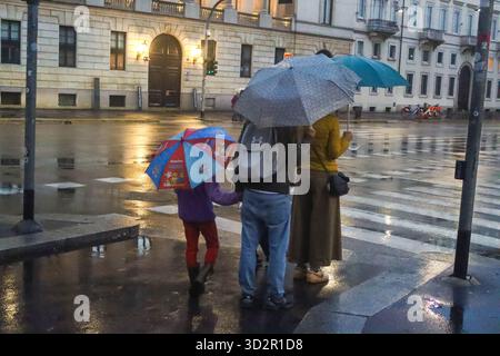 Milano, Italia. 2 novembre 2025. Milano (Italia), 02/11/2025 - Meteo/pioggia - il tempo era prevalentemente piovoso e un po' più fresco a Milano nel pomeriggio di domenica 2 novembre 2025. (Foto: Edson De Souza/Thenews2/Zumapress) (immagine di credito: © Edson Teodoro De Souza/TheNEWS2 via ZUMA Press Wire) SOLO PER USO EDITORIALE! Non per USO commerciale! Foto Stock