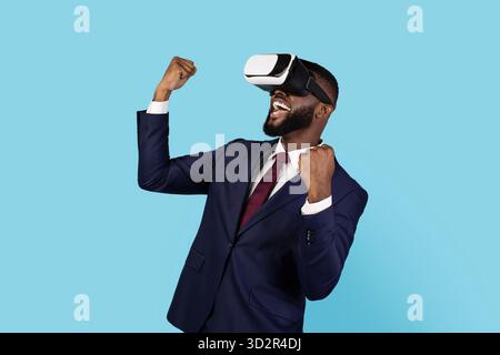 Tecnologie moderne. Gioioso uomo d'affari nero che indossa occhiali VR per celebrare il successo Foto Stock