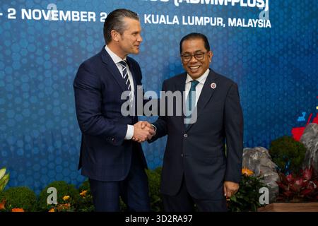 Il Segretario alla Guerra Pete Hegseth stringe la mano al Ministro della difesa malese dato' seri Mohamed Khaled bin Nordin, al Ministro della difesa thailandese generale Natthaphon Narkphanit e al Ministro della difesa cambogiano Tea Seiha a Kuala Lumpur, Malesia, 1 novembre 2025. (Foto di Dow di U.S. Air Force staff Sgt. Madelyn Keech) Foto Stock