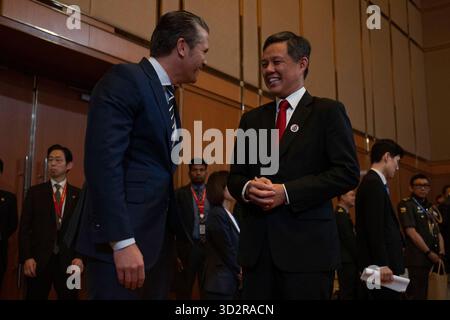 Il Segretario alla Guerra Pete Hegseth stringe la mano al Ministro della difesa di Singapore Chan Chun Sing a Kuala Lumpur, Malesia, 1 novembre 2025. (Foto di Dow di U.S. Air Force staff Sgt. Madelyn Keech) Foto Stock
