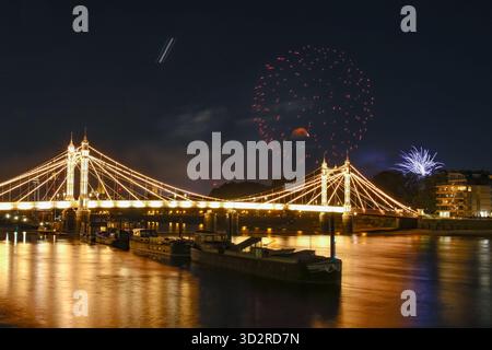 Londra, Regno Unito. 2 novembre 2025. La seconda notte degli annuali fuochi d'artificio di Battersea Park si sono svolti nel parco di Wandsworth, frequentato da decine di migliaia di persone. L'evento, visto da Chelsea Embankment con i fuochi d'artificio che emergono da dietro l'Albert Bridge. Credito: Fotografia dell'undicesima ora/Alamy Live News Foto Stock