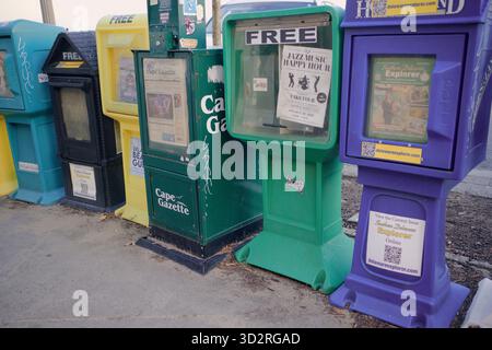 I distributori automatici di giornali e pubblicazioni locali offrono un comodo accesso alle notizie della comunità e ai materiali di lettura in un'area pubblica. Foto Stock