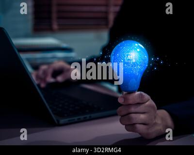 Persona che tiene in mano una lampadina blu brillante con design del circuito di intelligenza artificiale, simboleggia l'intelligenza artificiale, l'innovazione e la tecnologia intelligente nel lavoro moderno. C Foto Stock