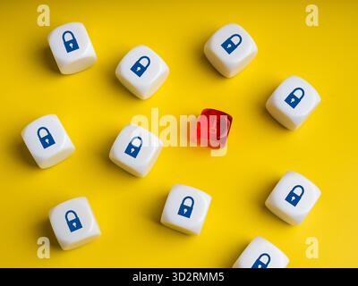 Concetto minimo di sicurezza informatica con dadi bianchi che mostrano il simbolo del lucchetto e uno rosso con l'icona della chiave. Rappresenta hacking, violazione dei dati e vulnerabilità della rete Foto Stock
