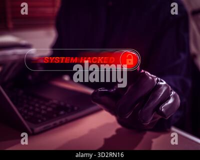 Mano dell'hacker che preme il pulsante rosso di avvertimento scorrevole con il testo "sistema hackerato", che simboleggia attacchi informatici, violazioni dei dati e minacce di hacking. Sicurezza informatica Foto Stock