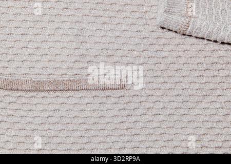 Primo piano della lavorazione di tasche e maniche su tessuto lavorato a maglia Foto Stock