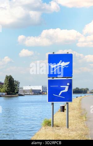 Cartelli per gli sport acquatici e i trasporti sul fiume Foto Stock
