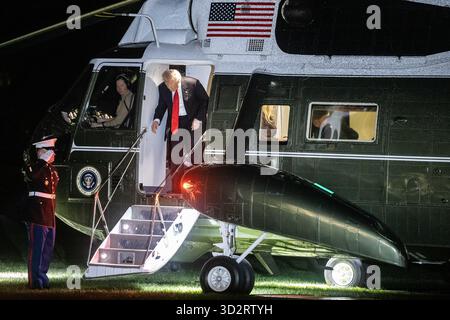 Washington, DC, USA. 2 novembre 2025. Il presidente degli Stati Uniti Donald J Trump sbarca da Marine One sul South Lawn della Casa Bianca a Washington, DC, USA, il 2 novembre 2025. Il Presidente torna dopo aver trascorso il fine settimana al suo resort Mar-a-Lago in Florida. Credito: Francis Chung/Pool tramite CNP/dpa/Alamy Live News Foto Stock