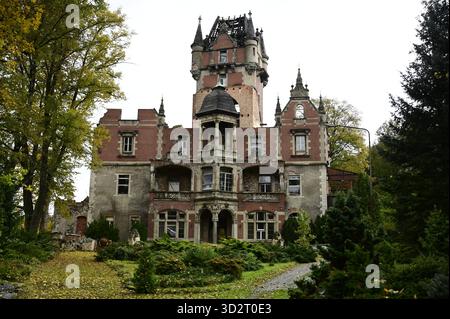 DAS Schloss Boberstein poln. Zamek Bobrow liegt im Ortsteil Bobrow Boberstein der Gemeinde Myslakowice Zillerthal-Erdmannsdorf im powiat Jeleniogorski in der Woiwodschaft Niederschlesien. DAS Anwesen liegt am linken Ufer des Bober und ist heute eine Ruine. 10.10.2025 *** il castello di Boberstein Zamek Bobrow si trova nel distretto di Bobrow Boberstein del comune di Myslakowice Zillerthal Erdmannsdorf nel Jeleniogorski Powiat nel Voivodato della bassa Slesia la tenuta è situata sulla riva sinistra del fiume Bober ed è ora una rovina 10 10 10 2025 Copyright: XMatthiasxWehnertx Foto Stock