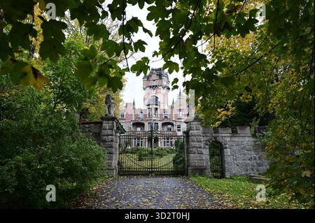 DAS Schloss Boberstein poln. Zamek Bobrow liegt im Ortsteil Bobrow Boberstein der Gemeinde Myslakowice Zillerthal-Erdmannsdorf im powiat Jeleniogorski in der Woiwodschaft Niederschlesien. DAS Anwesen liegt am linken Ufer des Bober und ist heute eine Ruine. 10.10.2025 *** il castello di Boberstein Zamek Bobrow si trova nel distretto di Bobrow Boberstein del comune di Myslakowice Zillerthal Erdmannsdorf nel Jeleniogorski Powiat nel Voivodato della bassa Slesia la tenuta è situata sulla riva sinistra del fiume Bober ed è ora una rovina 10 10 10 2025 Copyright: XMatthiasxWehnertx Foto Stock