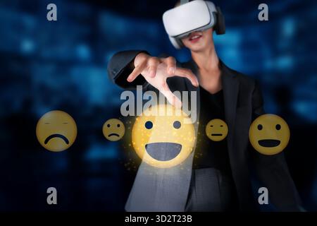 Una donna professionista si impegna con la realtà virtuale e al tempo stesso seleziona emoji che rappresentano la soddisfazione del cliente, sottolineando l'importanza del feedback Foto Stock