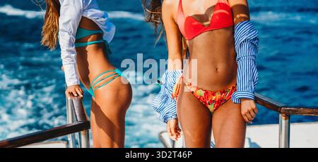 Momenti estivi spensierati su uno yacht con gli amici, godendosi il sole, la brezza dell'oceano e la pura libertà Foto Stock