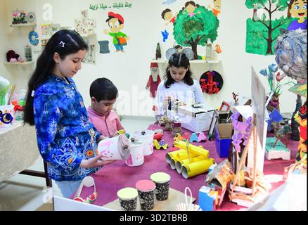 Damasco, Siria. 2 novembre 2025. I bambini partecipano a una mostra d'arte con opere realizzate da bambini con materiali riciclati a Damasco, Siria, 2 novembre 2025. La mostra ha segnato il lancio della giornata nazionale dell'ambiente siriana con lo slogan "proteggiamo ciò che abbiamo perso e ripristiniamo ciò che rimane - la Siria verso un ambiente sostenibile". Crediti: Ammar Safarjalani/Xinhua/Alamy Live News Foto Stock
