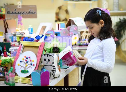 Damasco, Siria. 2 novembre 2025. Una ragazza partecipa a una mostra d'arte con opere realizzate da bambini con materiali riciclati a Damasco, Siria, 2 novembre 2025. La mostra ha segnato il lancio della giornata nazionale dell'ambiente siriana con lo slogan "proteggiamo ciò che abbiamo perso e ripristiniamo ciò che rimane - la Siria verso un ambiente sostenibile". Crediti: Ammar Safarjalani/Xinhua/Alamy Live News Foto Stock
