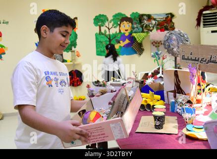 Damasco, Siria. 2 novembre 2025. La gente partecipa a una mostra d'arte con opere realizzate da bambini con materiali riciclati a Damasco, Siria, 2 novembre 2025. La mostra ha segnato il lancio della giornata nazionale dell'ambiente siriana con lo slogan "proteggiamo ciò che abbiamo perso e ripristiniamo ciò che rimane - la Siria verso un ambiente sostenibile". Crediti: Ammar Safarjalani/Xinhua/Alamy Live News Foto Stock